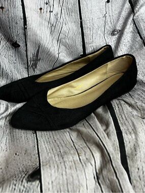 Ollio Black Faux Suede Pointed Toe Ballet Flats Slip On Shoes Women’s Size 8 GUC